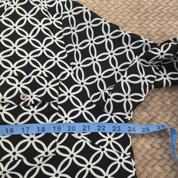 Women’s 2X Black White Geometric Blouse Button Front Lightweight Roll Tab Sleeve - Picture 10 of 13